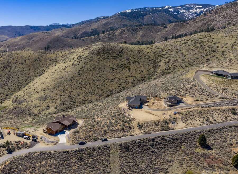 Discover your dream home in this stunning mountain retreat! This property boasts a modern design with spacious layouts, perfect for comfortable living.