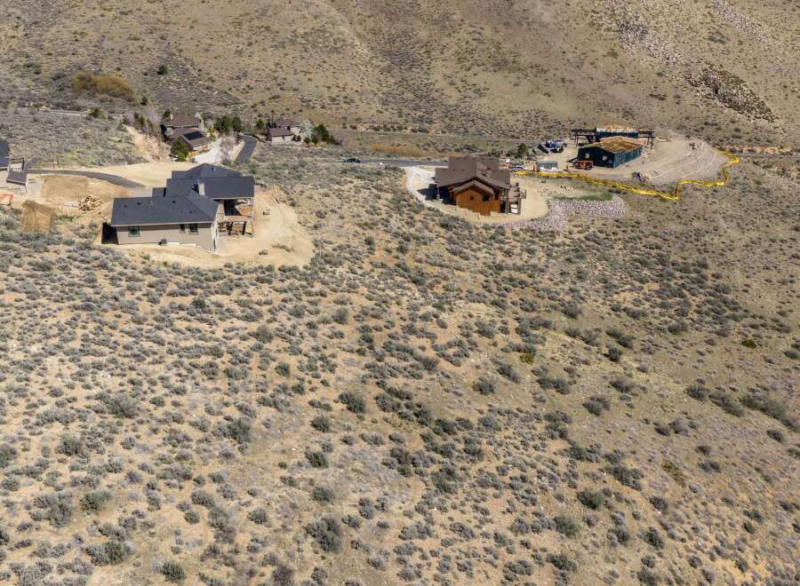 Discover your dream home in this stunning property! This beautiful house offers breathtaking views and a serene atmosphere.
