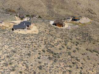 Discover your dream home in this stunning property! This beautiful house offers breathtaking views and a serene atmosphere.