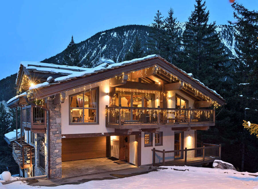 Experience the charm of this stunning chalet nestled in a picturesque mountain setting.