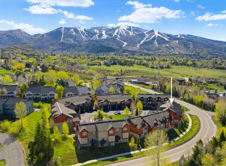 Discover luxury living in this stunning property nestled in a picturesque mountain setting.