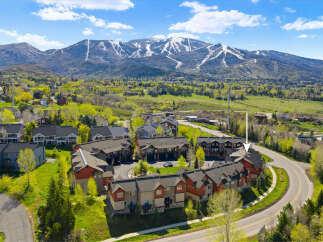 Discover luxury living in this stunning property nestled in a picturesque mountain setting.