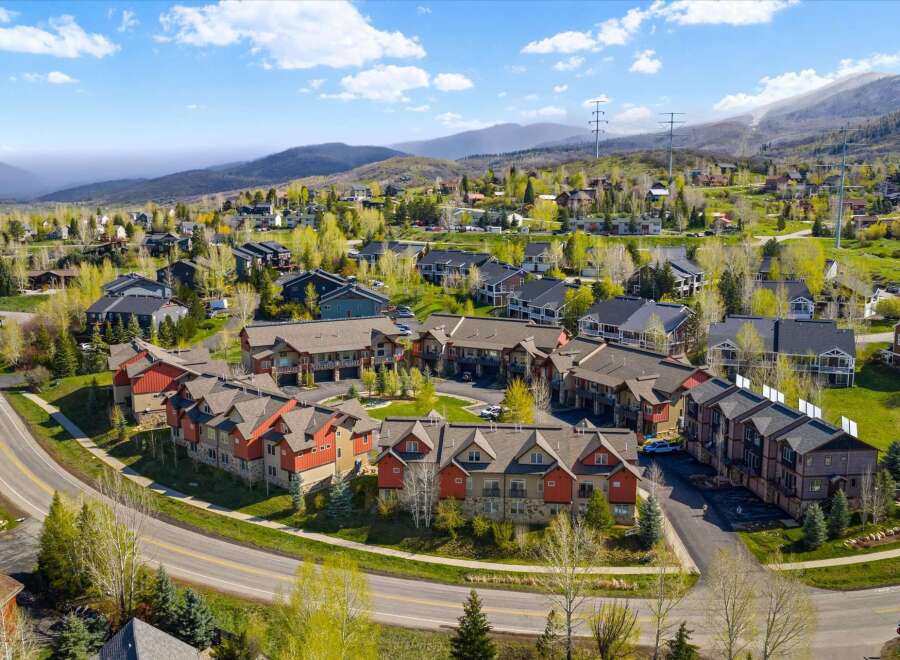 Discover luxury living in this stunning property nestled in a picturesque mountain setting.