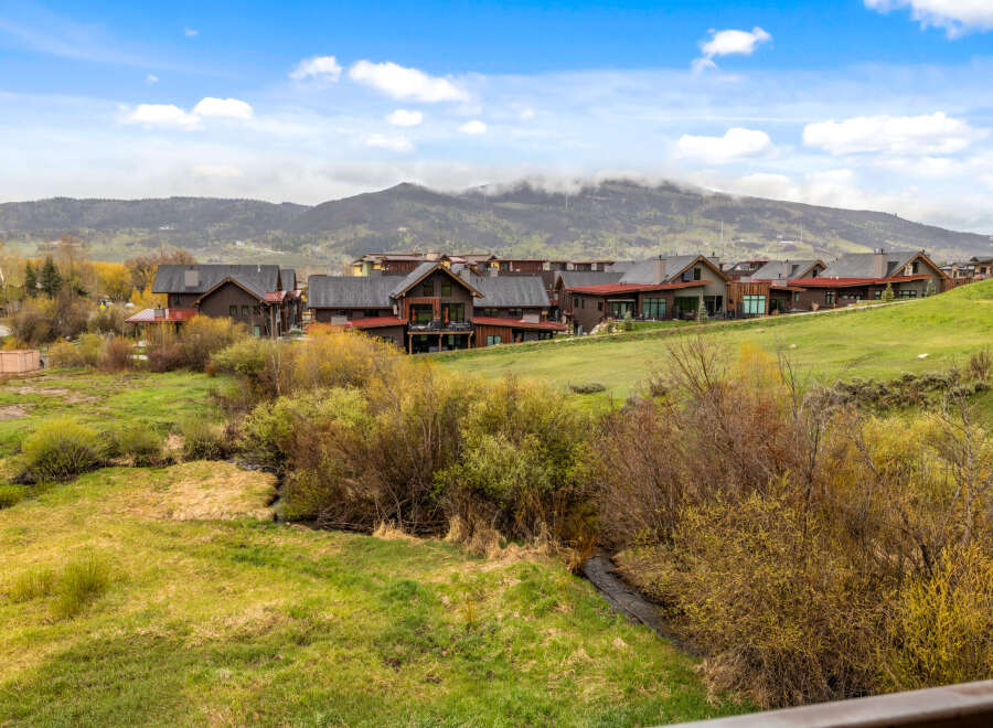 Discover luxury living in this stunning property nestled in a picturesque mountain setting.