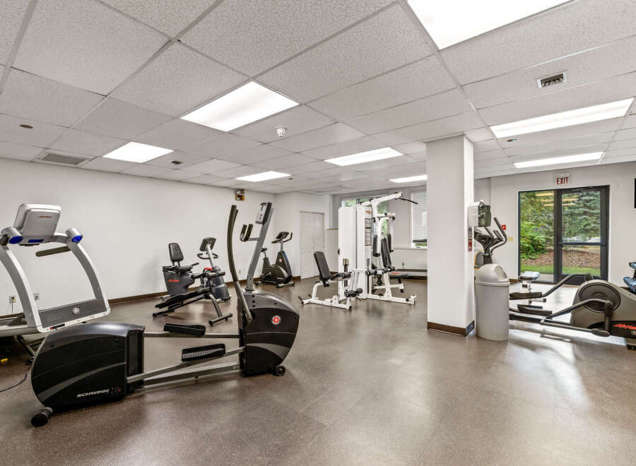 This well-equipped gym offers a variety of exercise machines, including treadmills, elliptical trainers, and stationary bikes, perfect for a comprehensive workout.