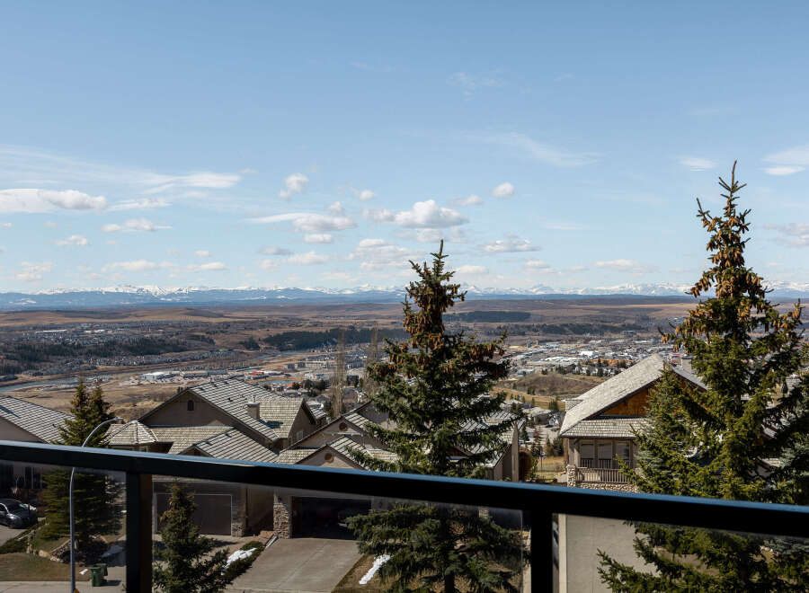 Enjoy breathtaking views from this stunning property! This home boasts a prime location with panoramic vistas of the surrounding landscape and mountains.