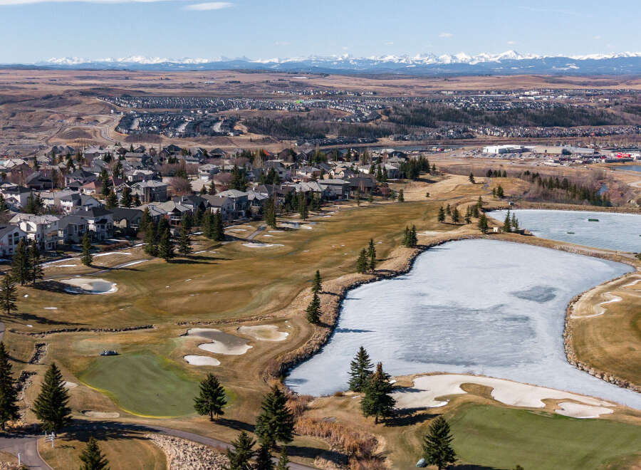 Discover the beauty of this stunning property, perfectly situated near a picturesque golf course and serene lake.