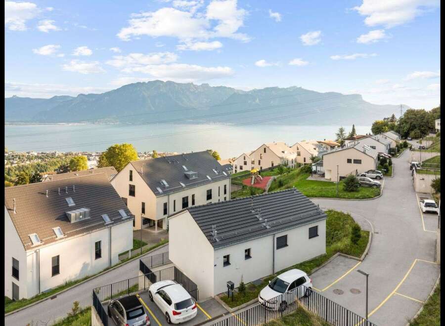 Discover your dream home with stunning views! This property boasts modern architecture, featuring spacious rooms and a sleek design.