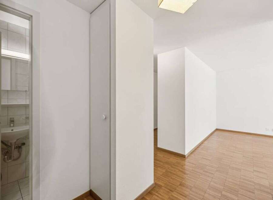Discover this bright and airy property, featuring a modern design and ample natural light.