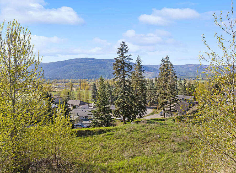 Enjoy breathtaking views from this stunning property! This home features a spacious layout with plenty of natural light.