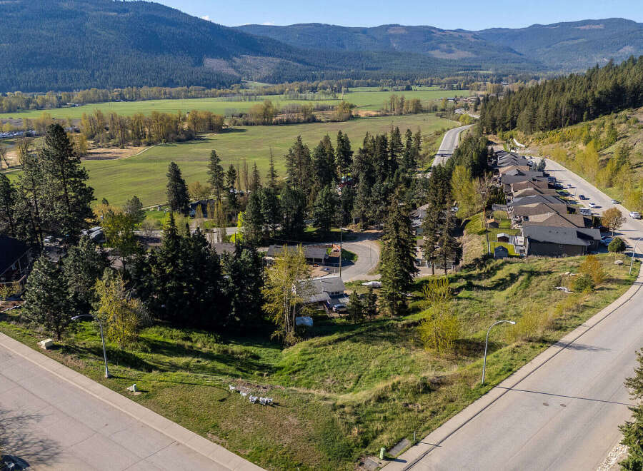 Discover a stunning property nestled in a picturesque location, offering breathtaking views of the surrounding mountains and lush greenery.
