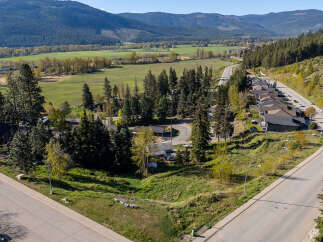 Discover a stunning property nestled in a picturesque location, offering breathtaking views of the surrounding mountains and lush greenery.