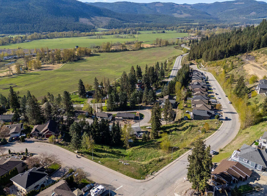 Discover a stunning property nestled in a picturesque landscape.