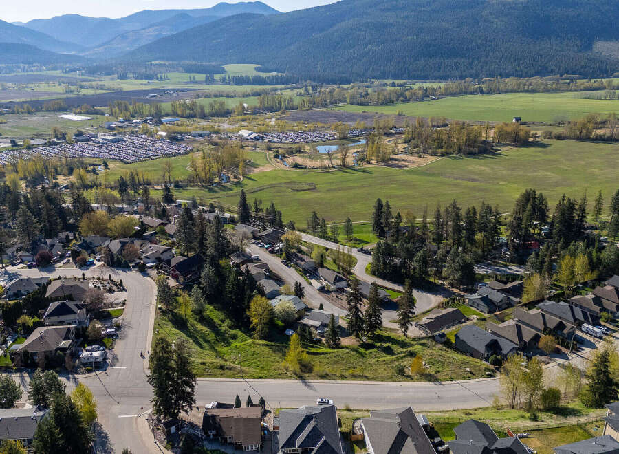 Discover the charm of this stunning property nestled in a picturesque landscape.