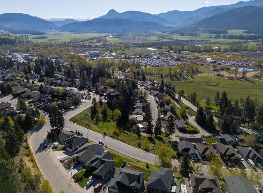 Discover the charm of this stunning property nestled in a picturesque neighborhood.