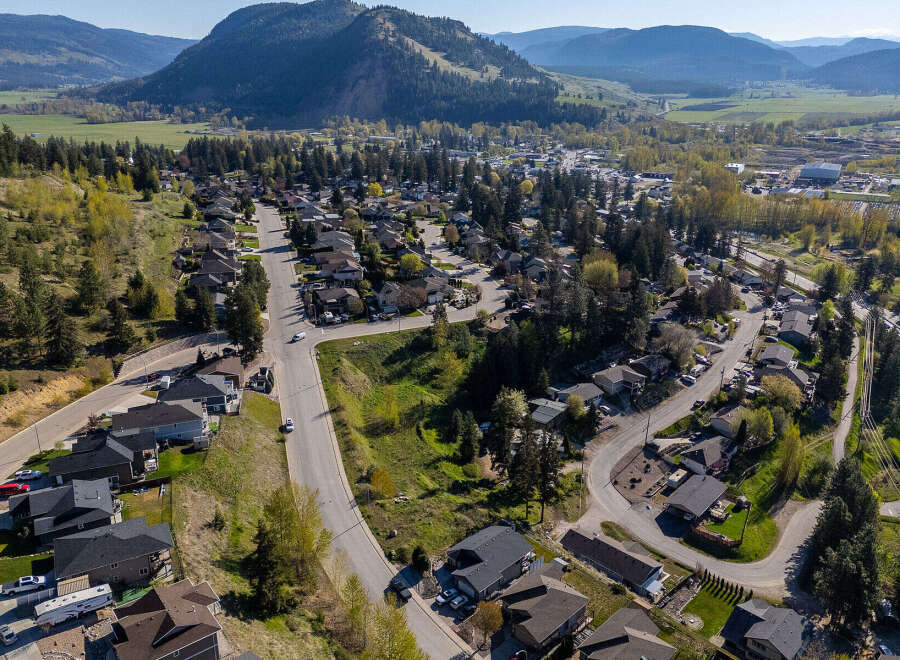 Discover your dream home in this picturesque neighborhood! This property boasts stunning views of the surrounding mountains and lush greenery.