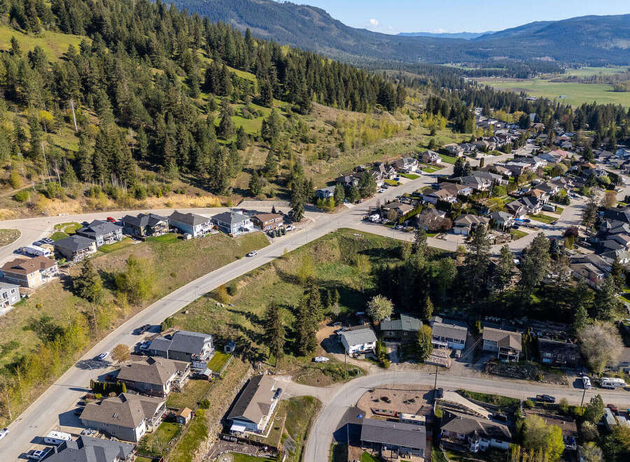 Discover your dream home in this stunning neighborhood! This property boasts a beautiful location with breathtaking views of the surrounding mountains and lush greenery.