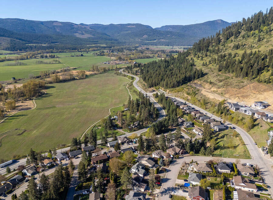 Discover the charm of this stunning property nestled in a picturesque valley.