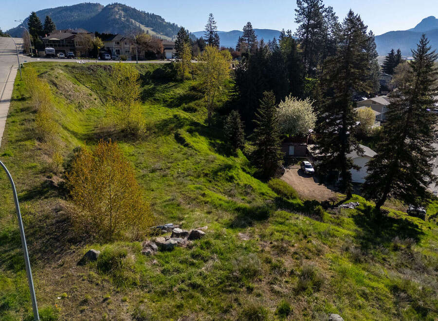 Discover the potential of this stunning property, perfectly positioned to capture breathtaking views.