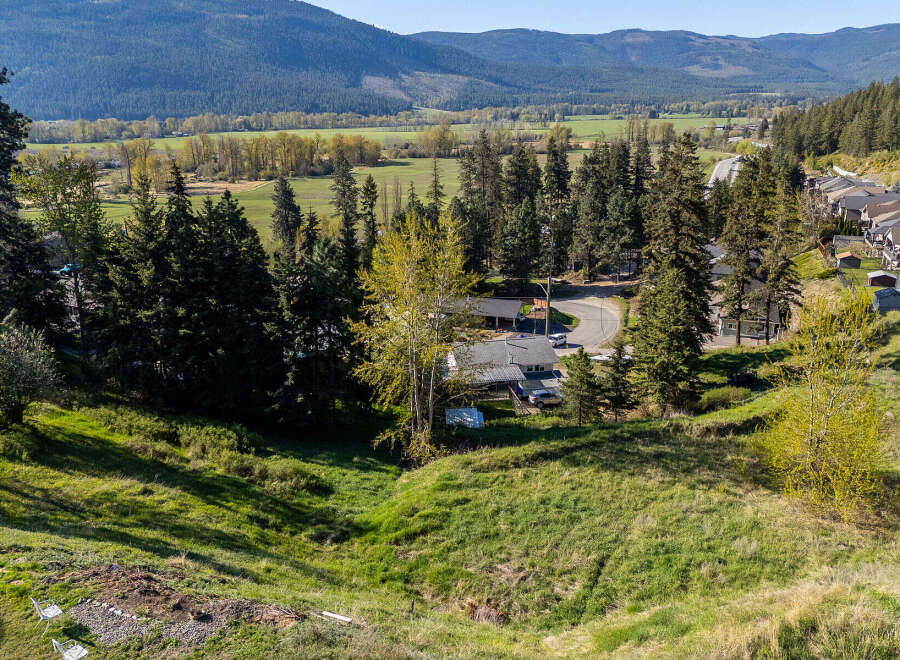 Discover the tranquility of this stunning property nestled in a picturesque landscape.