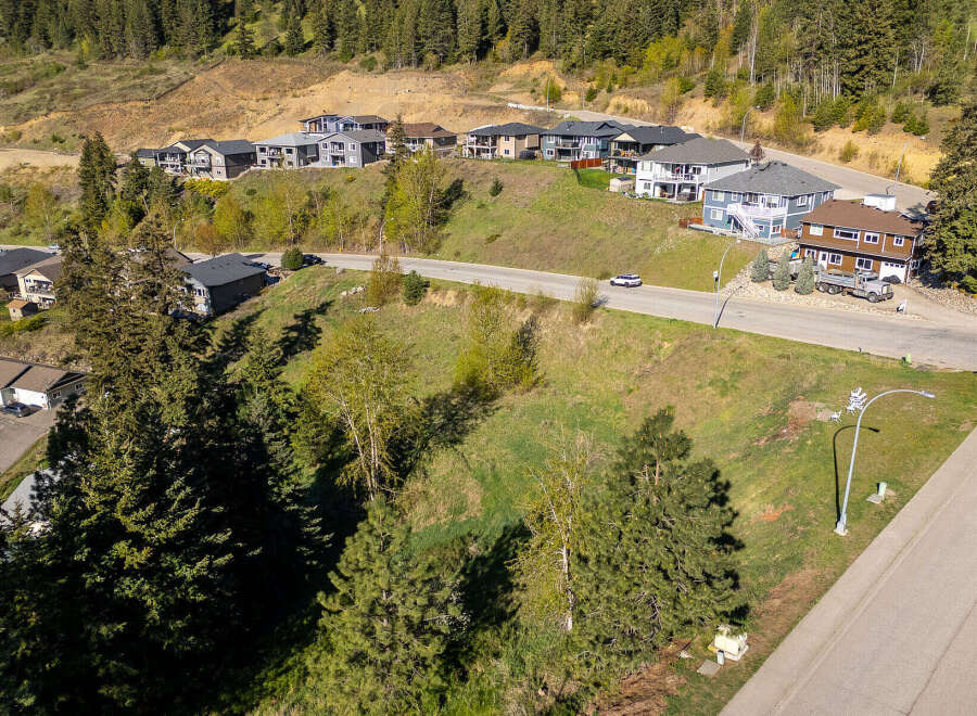 Discover your dream home in this stunning neighborhood! This property boasts a prime location with breathtaking views and a serene atmosphere.