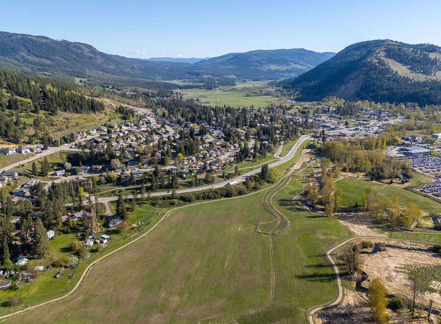 Discover the charm of this stunning property nestled in a picturesque valley, offering breathtaking views of the surrounding mountains and lush greenery.