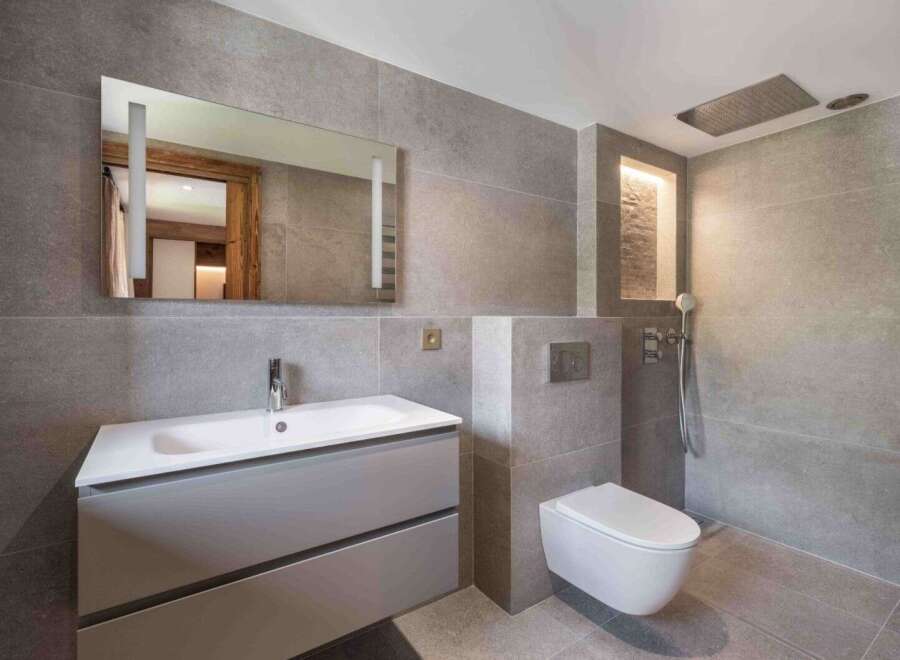 Step into luxury with this modern bathroom design.