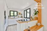 Discover this stunning modern kitchen, perfect for culinary enthusiasts and family gatherings.