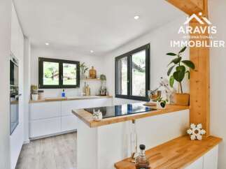 Discover this stunning modern kitchen, perfect for culinary enthusiasts and family gatherings.