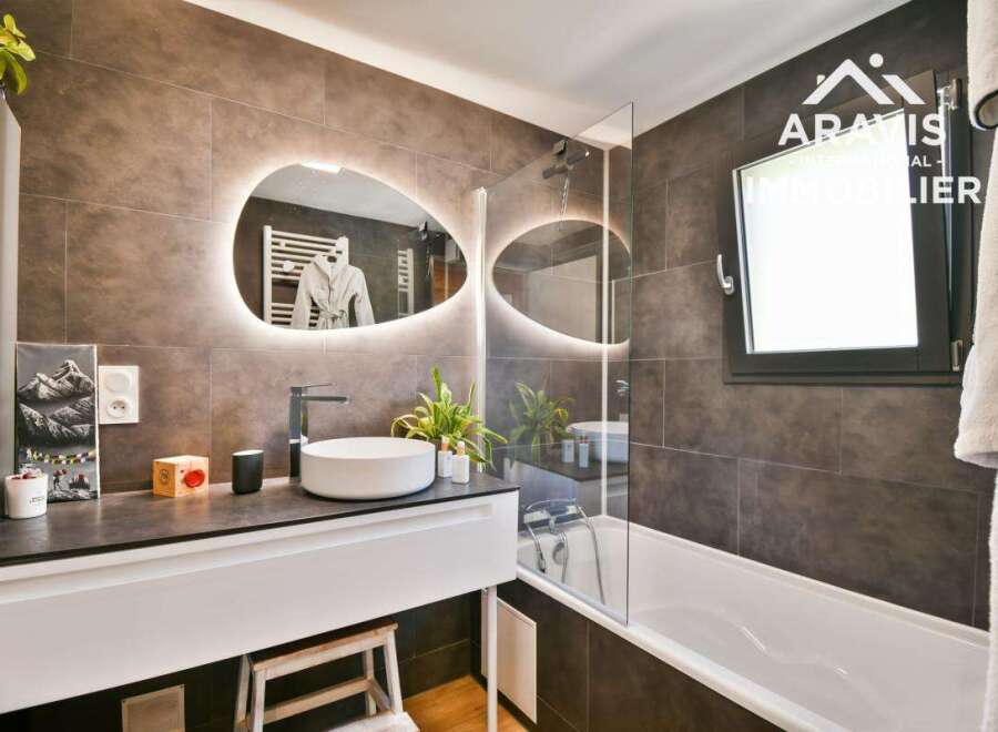 Discover modern luxury in this stunning bathroom! Featuring sleek design elements, this space offers a spa-like experience.