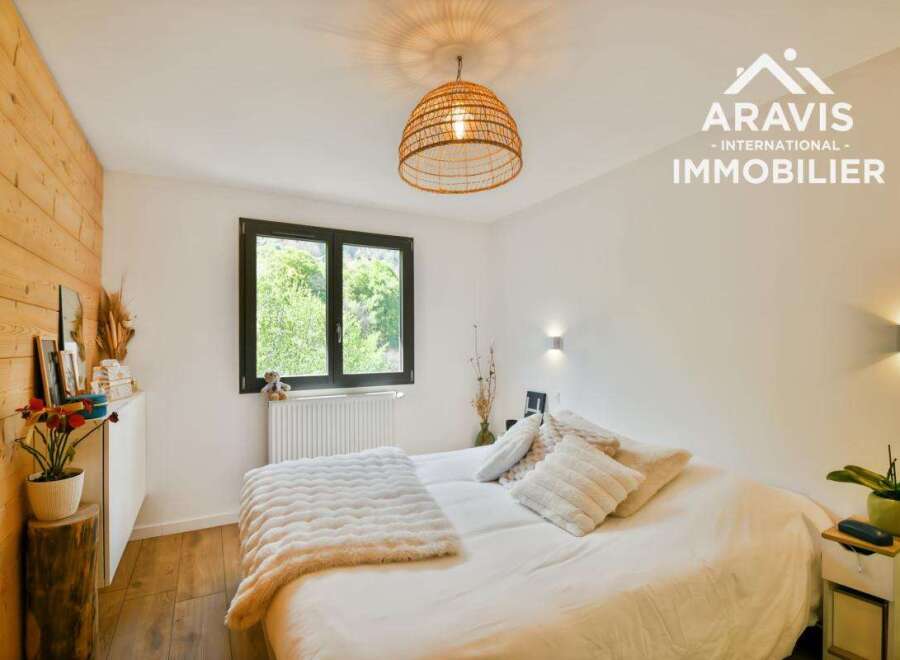Discover the charm of this inviting bedroom, featuring a cozy ambiance and stylish design.