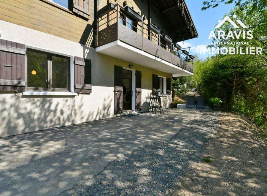 Discover this charming property featuring a beautiful facade and a welcoming outdoor area.