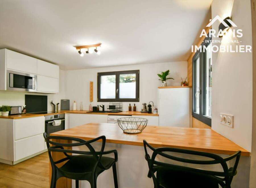 Discover this modern kitchen, perfect for culinary enthusiasts.