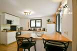 Discover this modern kitchen, perfect for culinary enthusiasts.