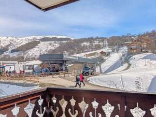 Enjoy breathtaking mountain views from this stunning property! This home offers direct access to the Saint Martin 1 ski lift, making it a dream for ski enthusiasts.