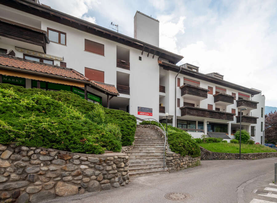 Discover this charming property featuring a unique architectural design and a prime location.
