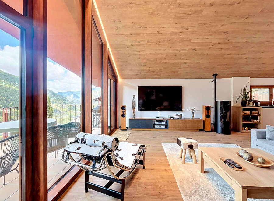 Experience luxury living in this stunning property with breathtaking mountain views.
