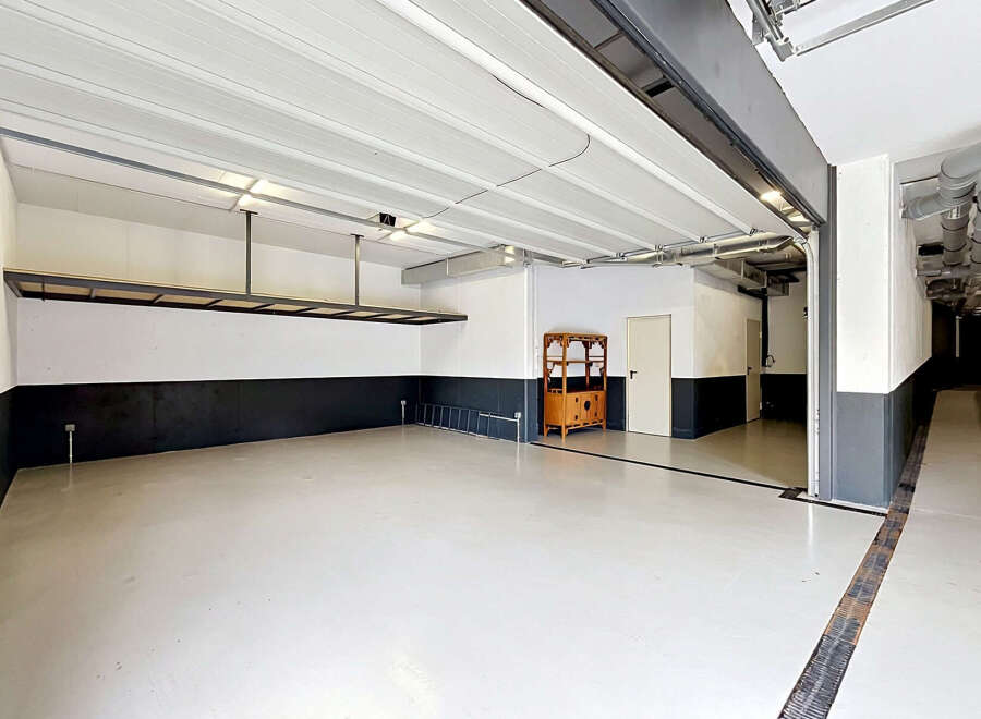 Discover this spacious and versatile property, perfect for a variety of uses.