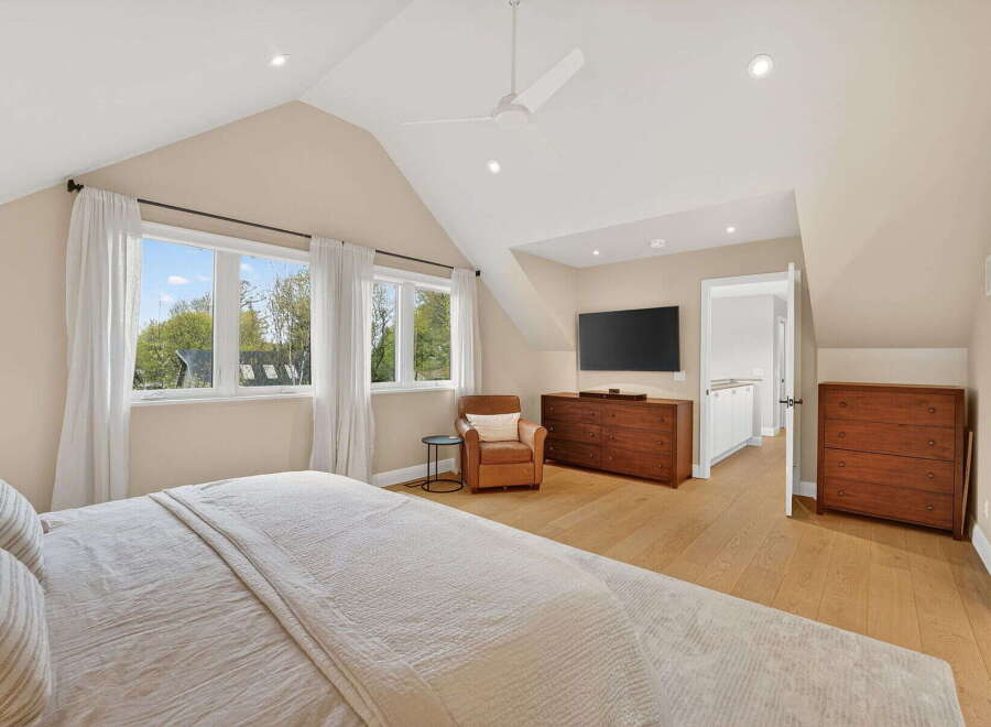 This stunning bedroom boasts a modern design with a touch of elegance.