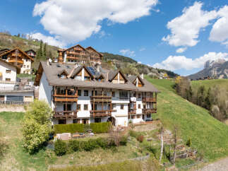 Discover a charming property nestled in a picturesque mountain setting.