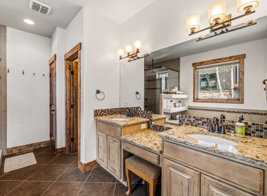 This luxurious bathroom features a stunning granite countertop and a double vanity, perfect for a modern and stylish home.