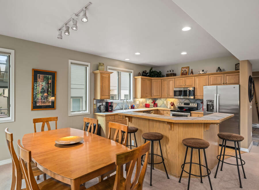 This stunning kitchen boasts a seamless blend of functionality and style, perfect for culinary enthusiasts.