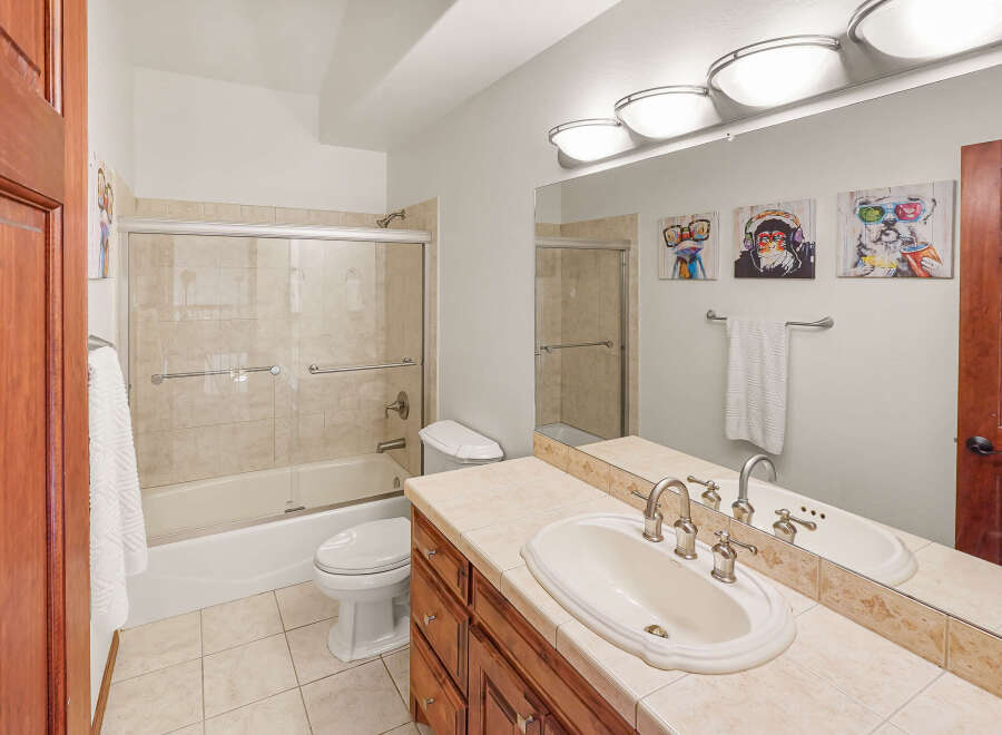 This beautiful bathroom features a modern design with a spacious layout.