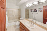 This beautiful bathroom features a modern design with a spacious layout.