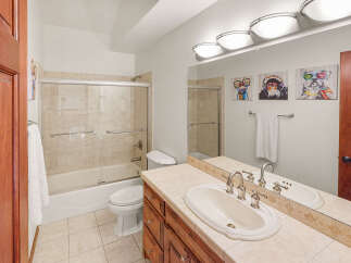 This beautiful bathroom features a modern design with a spacious layout.