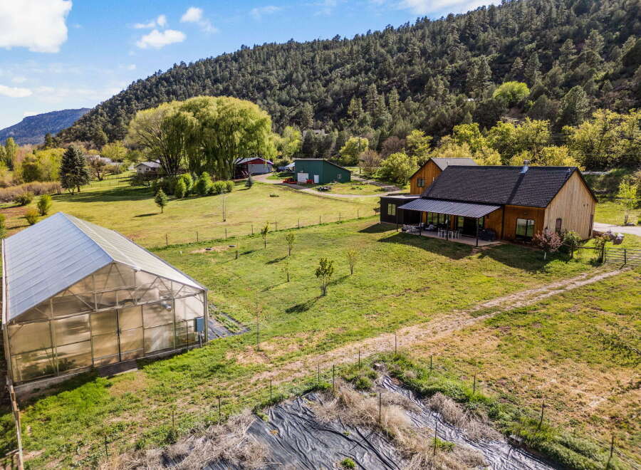 Discover your dream property! This stunning estate features a charming house, a greenhouse, and expansive land, perfect for gardening or farming.