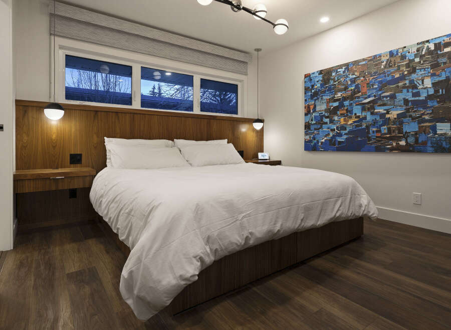 This stunning bedroom boasts a modern design with a touch of elegance.