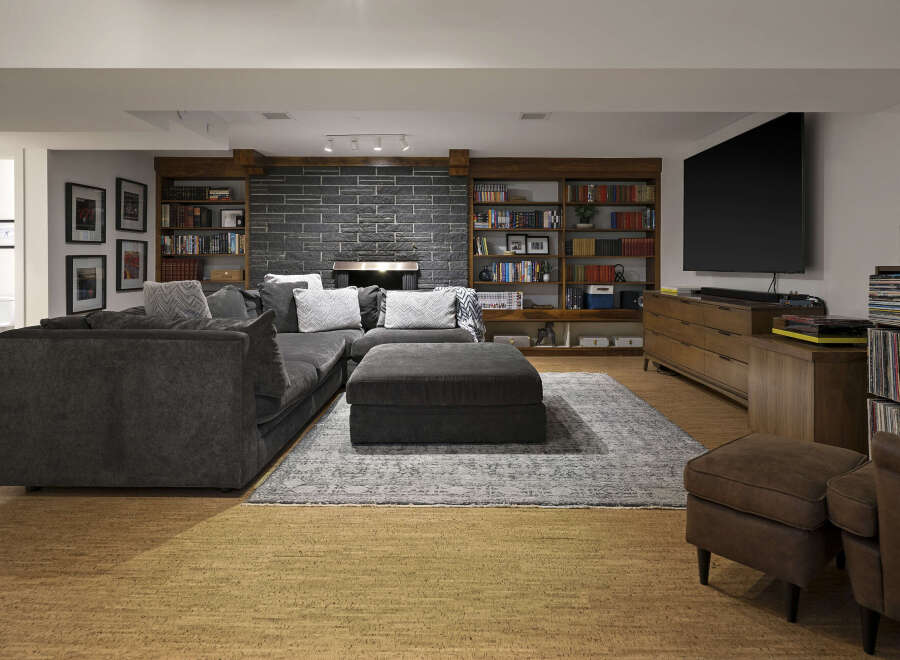 This stunning living space features a cozy sectional sofa and a stylish ottoman, perfect for relaxing and entertaining.
