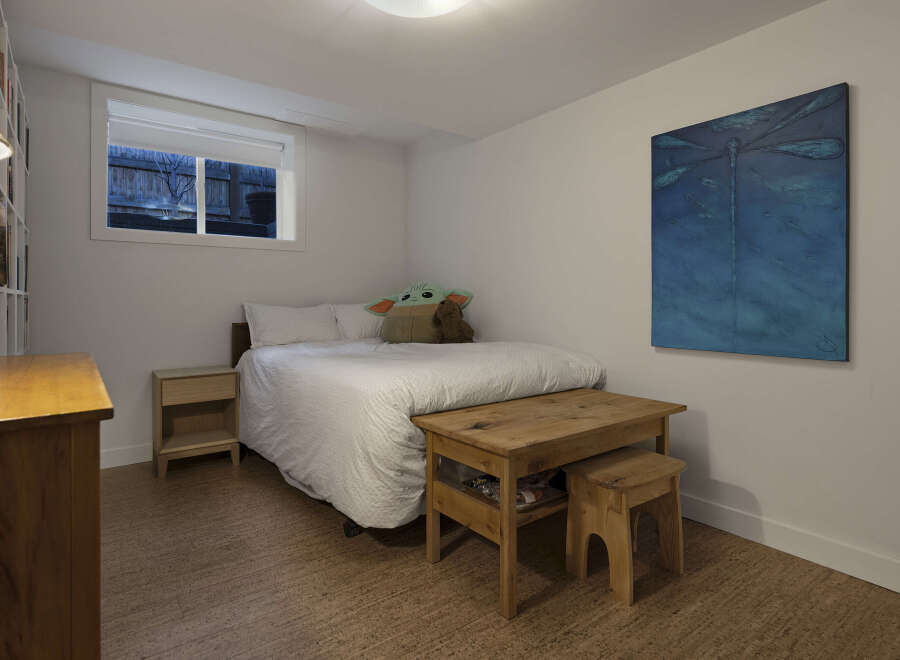 This cozy bedroom features a comfortable bed, perfect for a relaxing night's sleep.
