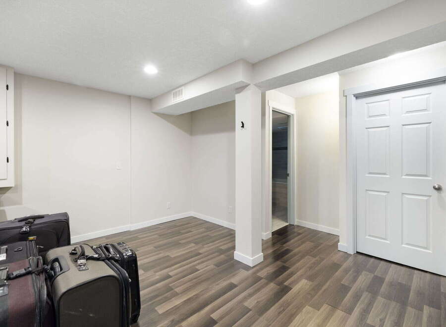 Discover the potential of this versatile space! This room features a neutral color palette, perfect for customization.